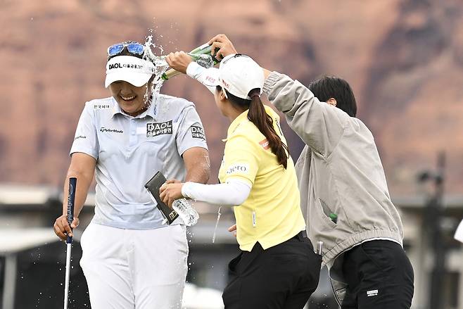 유해란이 5일 미국 유타주 아이빈스의 블랙데저트 리조트에서 열린 LPGA 투어 블랙데저트 챔피언십 최종라운드에서 와이어 투 와이어 우승을 달성한 뒤 동료들의 축하 물세례를 받으며 즐거워 하고 있다. 아이빈스｜AP연합뉴스