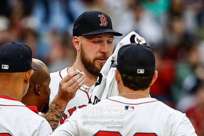 ▲ 보스턴 투수 개럿 크로셰는 5일(한국시간) 경기에서 코에 직선타를 맞을 뻔했다. 가까스로 피하면서 비껴맞은 것이 천만다행이었다.