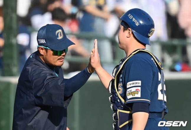 NC 김형준(오른쪽)이 4일 사직 롯데전 승리 후 이호준 감독과 하이파이브를 하고 있다.