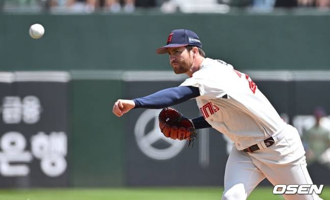 4일 롯데 선발 찰리 반즈.