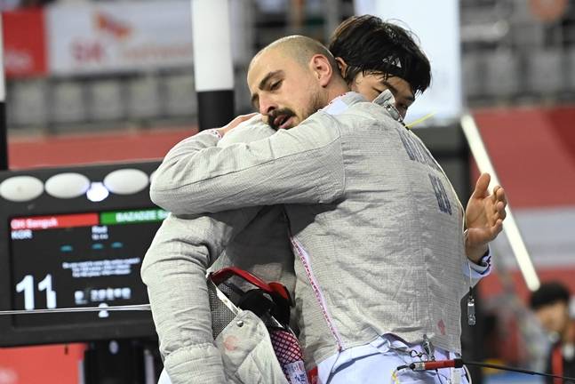 8강전서 패한 오상욱이 산드로 바자제와 포옹하고 있는 모습. /사진=국제펜싱연맹