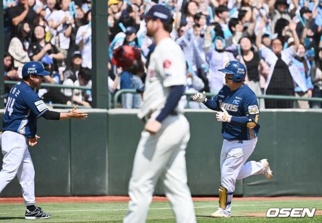 롯데 찰리 반즈(가운데)가 4일 사직 NC전에서 3회 권희동에게 홈런을 맞았다.