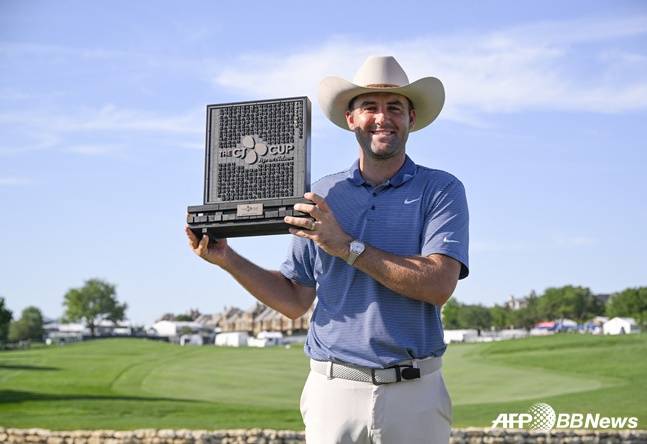 스코티 셰플러가 5일 PGA 투어 더 CJ컵 바이런 넬슨에서 우승을 차지하고 트로피를 들어올리고 있다. /AFPBBNews=뉴스1