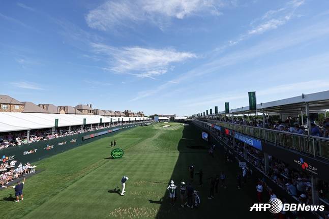 대회 시그니처 홀인 17번 홀에서 수많은 관중들 사이에서 티샷을 날리고 있다. /AFPBBNews=뉴스1