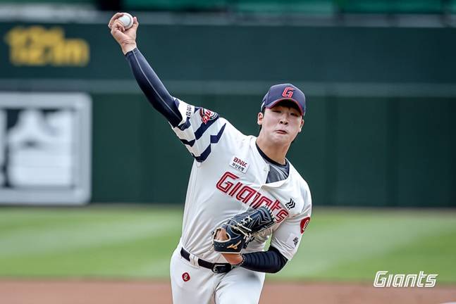 롯데 이민석이 5일 사직 SSG전에서 역투하고 있다. /사진=롯데 자이언츠 제공