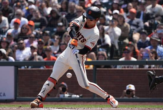 샌프란시스코 자이언츠 외야수 이정후가 5일 미국 캘리포니아주 샌프란시스코 오라클 파크에서 열린 2025 메이저리그 콜로라도 로키스와 홈 경기에 3번 타자 중견수로 선발 출전해 3타수 무안타 1사구 1타점 1득점을 기록했다. 샌프란시스코는 선발 투수 로건 웹의 7이닝 퀄리티 스타트 플러스 쾌투와 아다메스의 연속 타석 홈런에 힘입어 9-3 대승으로 3연승을 달렸다. 연합뉴스