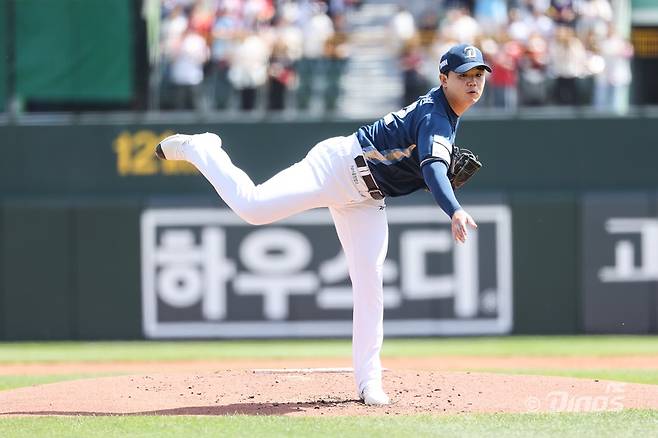 NC 투수 김녹원은 4일 사직구장에서 열린 '2025 신한 SOL Bank KBO 리그' 롯데와 주말 3연전 마지막 경기에서 선발 등판했다. 최종 성적 3이닝 4실점을 기록했다. 4회말 한순간 흔들리며 대량 실점했지만, 씩씩한 투구로 눈길을 끌었다. NC 다이노스