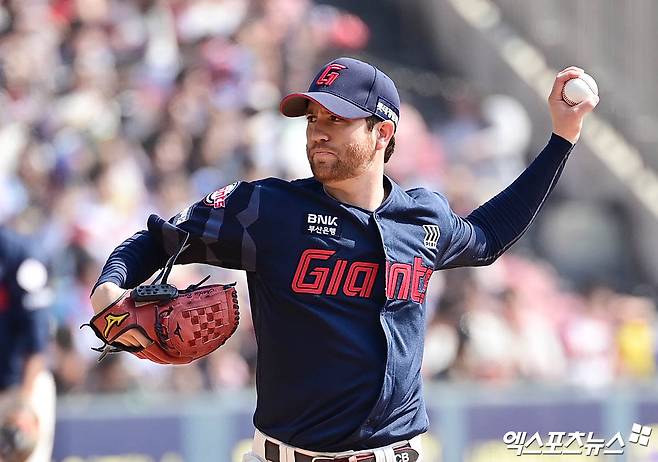 롯데 투수 반즈는 5일 사직구장에서 열릴 '2025 신한 SOL Bank KBO 리그' SSG와 주중 3연전 첫 번째 경기를 앞두고 1군 엔트리에서 빠졌다. 왼쪽 어깨 통증으로 오는 6일 병원 검진에 나설 계획이다. 엑스포츠뉴스 DB