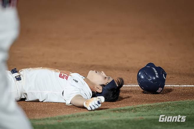 롯데 외야수 황성빈은 5일 사직구장에서 열린 '2025 신한 SOL Bank KBO 리그' SSG와 주중 3연전 첫 번째 경기에서 1번타자 중견수로 선발 출전했다. 1회말 기습 번트 후 1루에 슬라이딩하는 과정에서 왼쪽 엄지, 중지, 약지 손가락을 다쳐 김동혁과 교체됐다. 롯데 자이언츠