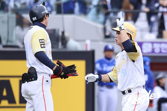 5일 대전 한화생명 볼파크에서 열린 2025 신한 SOL Bank KBO리그 삼성 라이온즈와 한화 이글스의 경기, 좌익수 겸 3번타자로 선발 출전한 문현빈은 1회말 2사 주자 없는 상황 첫 타석, 삼성 선발 최원태의 커터를 받아쳐 솔로 홈런을 터뜨렸다. 한화 이글스