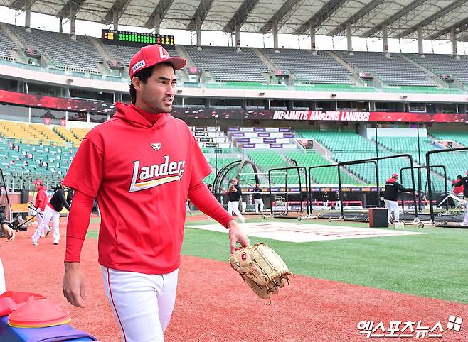 SSG 투수 화이트는 5일 사직구장에서 열린 '2025 신한 SOL Bank KBO 리그' 롯데와 주중 3연전 첫 번째 경기에서 선발 등판했다. 최종 성적 8이닝 1실점으로 팀 승리에 보탬이 됐다. 엑스포츠뉴스 DB