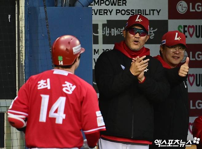 SSG 내야수 최정(14번)은 5일 사직구장에서 열린 '2025 신한 SOL Bank KBO 리그' 롯데와 주중 3연전 첫 번째 경기에서 3번 지명타자로 선발 출전했다. 1회초 결승 3점포를 터트려 공격에 활력을 불어넣었다. 엑스포츠뉴스 DB