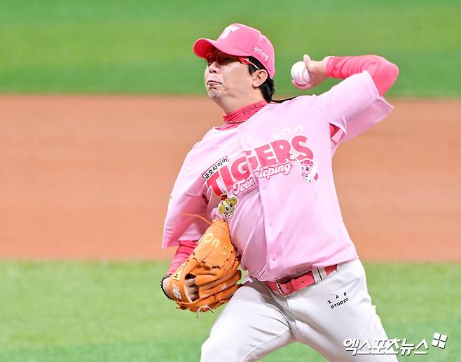 5일 오후 서울 구로구 고척스카이돔에서 열린 '2025 신한 SOL Bank KBO리그' KIA 타이거즈와 키움 히어로즈의 경기, 1회말 KIA 선발투수 양현종이 공을 힘차게 던지고 있다. 고척, 김한준 기자