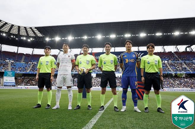 울산과 포항이 5일 울산 문수축구경기장에서 열린&nbsp;'하나은행 K리그1 2025' 12라운드 '동해안더비 원정 경기에서 1-1로 비겼다.  어린이날을 맞아 많은 가족 팬들을 비롯한 2만 3442명의 구름 관중이 더비 경기를 위해 경기장을 찾은 가운데, 승부를 가리지 못했다.&nbsp;한국프로축구연맹