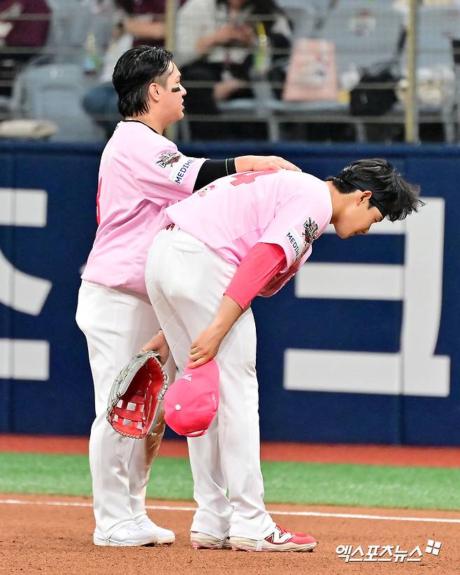 5일 오후 서울 구로구 고척스카이돔에서 열린 '2025 신한 SOL Bank KBO리그' KIA 타이거즈와 키움 히어로즈의 경기, KIA 정해원이 6회초 2사 1,3루 상황에서 나온 도루 상황에 대해 키움 더그아웃에 사과 인사를 하고 있다. 고척, 김한준 기자