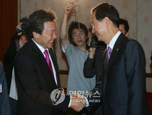 2007년 6월 행사장에서 악수하는 손학규와 한덕수 [연합뉴스 자료사진]