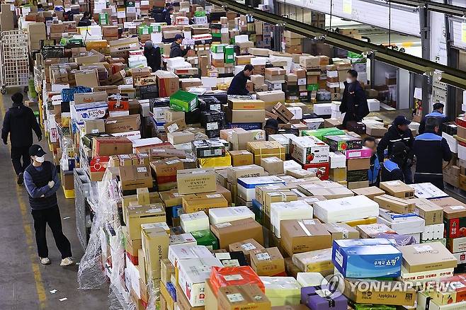 올해 설 앞두고 분주한 택배 물류센터 [연합뉴스 자료사진]