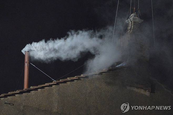 2013년 새 교황 선출 알리는 흰 연기 [AFP 연합뉴스 자료사진. 재판매 및 DB 금지]