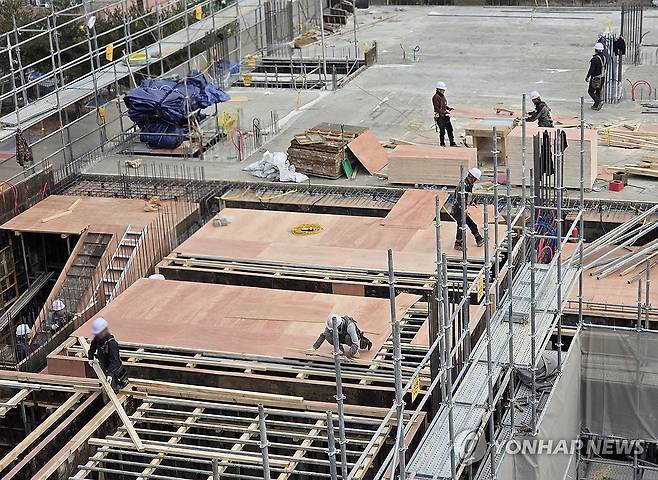 1분기 건설생산, 1998년 이후 최대 낙폭 (서울=연합뉴스) = 서울의 한 건설 현장에서 작업자들이 자재를 옮기고 있다. 2025.2.16 [연합뉴스 자료사진]