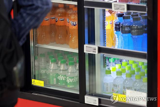 다음달 코카콜라음료 일부 음료 가격 인상, 코카콜라는 제외 (서울=연합뉴스) 신현우 기자 = 21일 서울 시내 한 대형마트에서 판매하는 코카콜라음료 스프라이트, 환타, 파워에이드.
    코카콜라음료는 다음 달 1일부터 스프라이트, 환타, 파워에이드, 미닛메이드, 조지아 등 일부 품목의 출고가를 평균 5.5% 인상한다. 이번 가격 인상에서 코카콜라는 제외됐다. 2025.4.21 nowwego@yna.co.kr