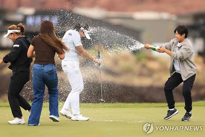 축하받는 유해란 [AFP=연합뉴스]