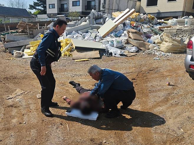 환자 살피는 고양경찰서 화정지구대 이석신 팀장 [고양경찰서 제공. 재판매 및 DB 금지]