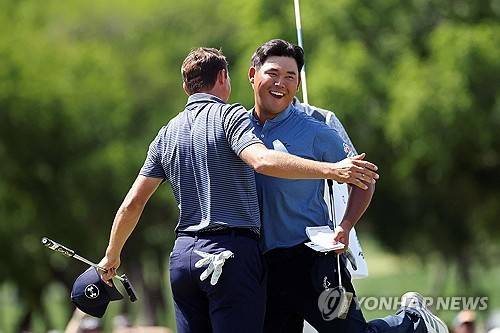 4라운드를 마치고 조던 스피스와 몸통을 부딪치며 웃는 김시우. [게티이미지/AFP=연합뉴스]