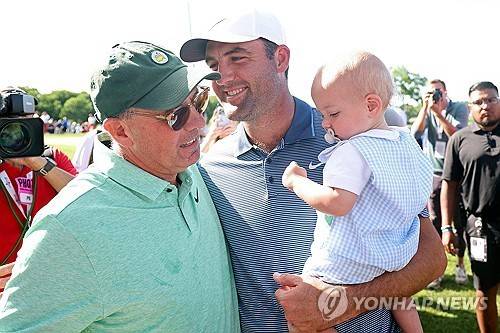 '3대가 함께' 아들을 안고 부친과 대화하는 셰플러. [AP=연합뉴스]