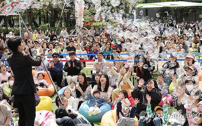 노원구 어린이날 축제 (서울=연합뉴스) 4일 서울 노원구 등나무문화공원에서 열린 노원구 어린이날 축제에 어린이와 학부모들이 비눗방울 공연을 즐기고 있다. 2025.5.4 [노원구 제공. 재판매 및 DB 금지] photo@yna.co.kr
