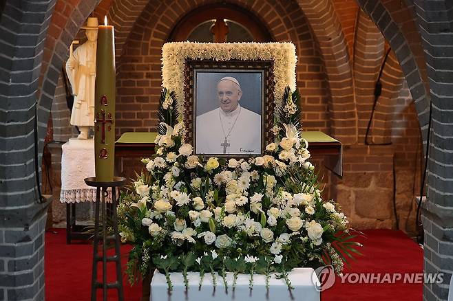 명동대성당에 마련된 프란치스코 교황 추모 공간 (서울=연합뉴스) 신현우 기자 = 4월 23일 서울 중구 명동대성당 지하 성당에 마련된 프란치스코 교황 추모 공간 [공동취재]