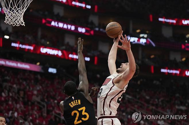 알페렌 셍귄을 수비하는 드레이먼드 그린 [AP=연합뉴스. 재판매 및 DB금지]