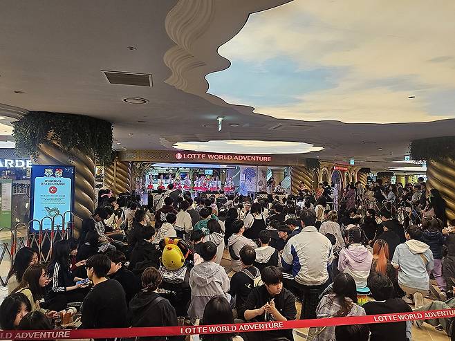 어린이날 롯데월드 입장 기다리는 시민들 (서울=연합뉴스) 정윤주 기자 = 어린이날인 5일 서울 송파구 롯데월드 어드벤처 입구에서 시민들이 입장을 기다리고 있다. 2025.5.5 jungle@yna.co.kr