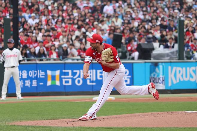 역투하는 미치 화이트 (서울=연합뉴스) SSG 외국인 투수 미치 화이트가 5일 부산 사직구장에서 열린 프로야구 롯데와 방문 경기에 선발 등판해 역투하고 있다. [SSG 랜더스 제공. 재판매 및 DB 금지]