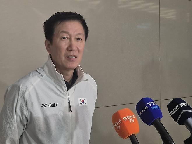 박주봉 감독 "앞으로 배드민턴 국가대표팀엔 '차렷 경례' 없다" (영종도=연합뉴스) 이의진 기자 = 한국 배드민턴 대표팀을 이끌고 첫 번째 국제대회를 치른 박주봉 감독이 5일 인천국제공항을 통해 귀국하며 취재진의 질문에 답하고 있다. 2025.5.5 photo@yna.co.kr