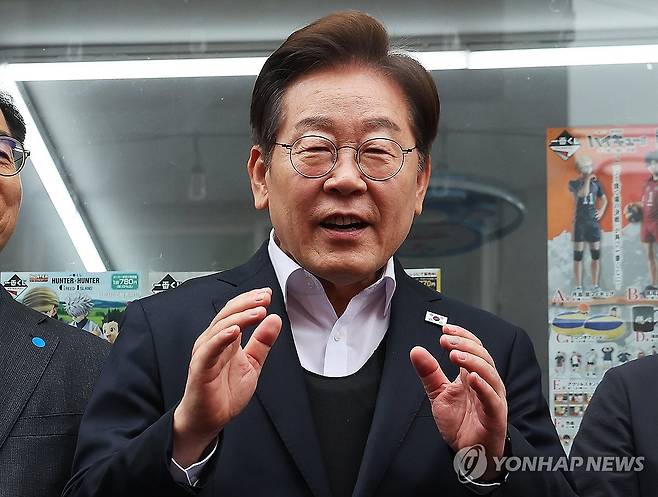 발언하는 이재명 후보 (양평=연합뉴스) 홍기원 기자 = 더불어민주당 이재명 대선 후보가 5일 경기도 양평군 양평물맑은시장에서 열린 '골목골목 경청투어'에서 발언하고 있다. 2025.5.5 xanadu@yna.co.kr