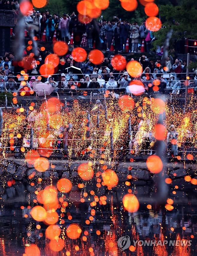 함안낙화놀이…불꽃 팡팡 (함안=연합뉴스) 김동민 기자 = 부처님오신날이자 어린이날인 5일 오후 경남 함안군 함안면 무진정에서 '제32회 함안낙화놀이 공개행사'가 열리고 있다.
    숯과 한지를 꼬아 만든 낙화봉 수천 개를 줄에 매달아 놓고 일몰 무렵 불을 붙이는 민속놀이다. 2025.5.5 image@yna.co.kr