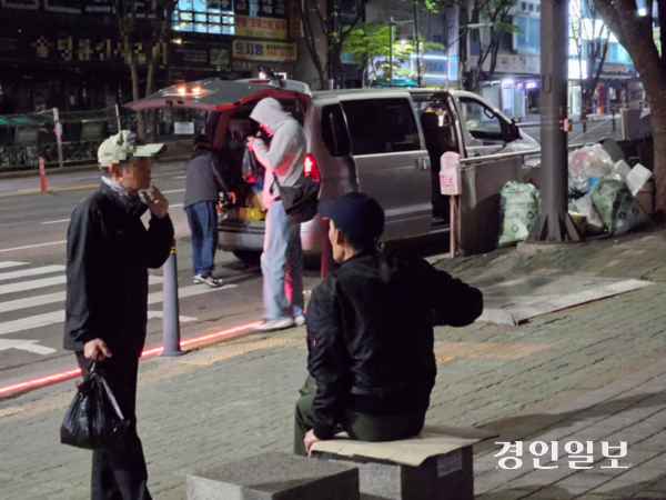 3일 성남시의 한 인력사무소 앞 도로에 일용직 노동자들이 현장으로 가는 승합차를 기다리고 있다. 2025.5.3 /김지원기자 zone@kyeongin.com