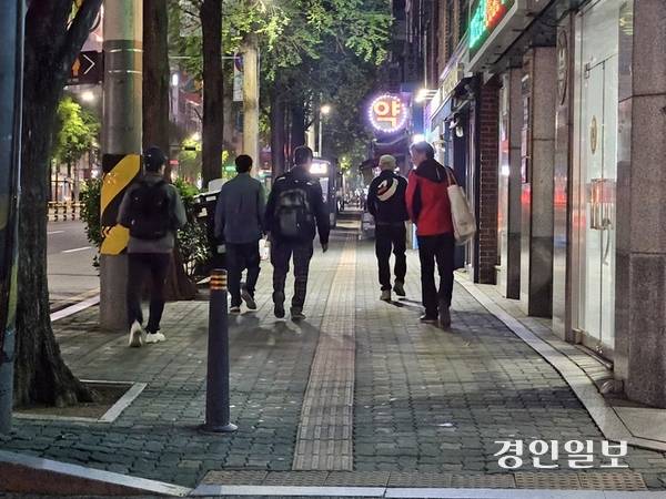 3일 성남시 인력사무소 골목에서 일자리를 구하지 못한 일용직 노동자들이 돌아가고있다. 2025.5.3 /김지원기자 zone@kyeongin.com