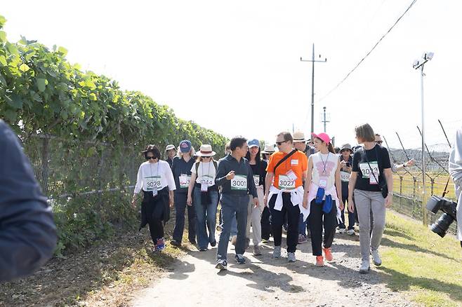 지난해 10월 5일 파주 임진각에서 김동연 경기도지사, 주한 외국대사, 도의원, 공공기관장, 도민 등 1천500여 명이 참석한 가운데 DMZ 평화걷기 행사가 열렸다. 사진=경기도청