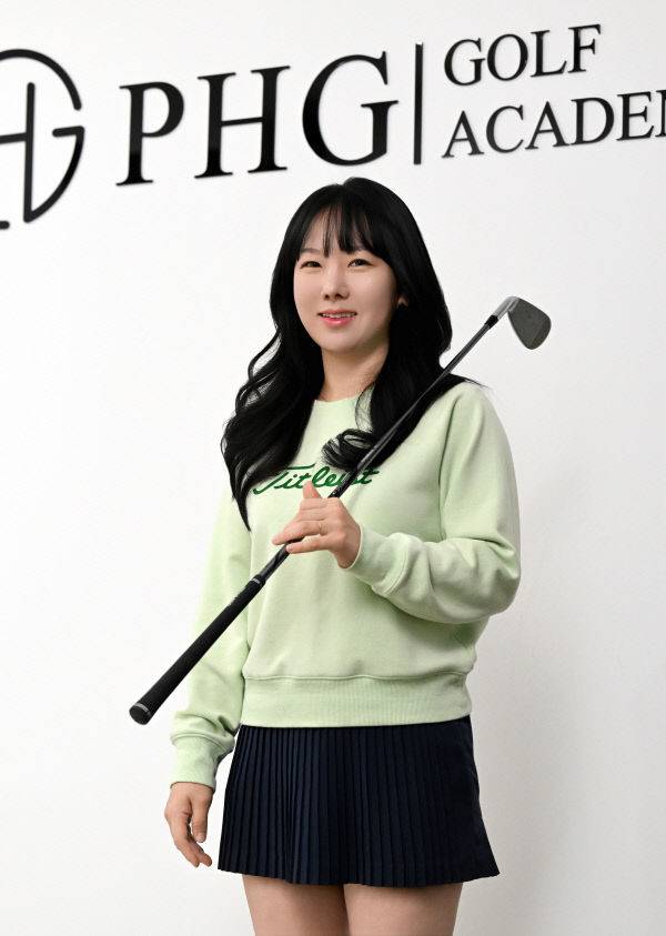 박현경골프아카데미 박현경 프로가 자신이 운영하는 연습장 앞에서 포즈를 취하고 있다. 이성희 기자
