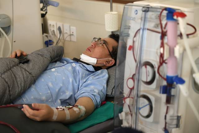 지난 4월 23일 부산 시내 한 병원에서 신장 이식을 기다리는 환자 오성옥(58) 씨가 투석 치료를 받고 있다. 우태욱 기자 woo@imail.com