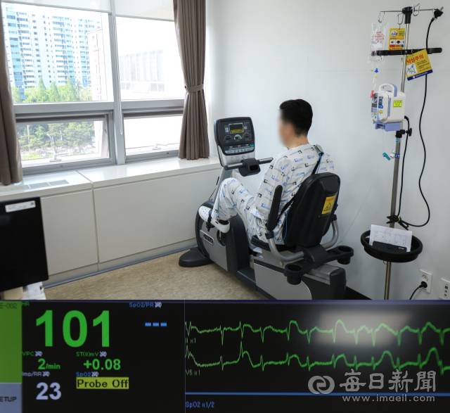 지난 4월 24일 대구 계명대 동산병원 재활치료실에서 심장이식 대기자 동희 씨가 근력강화를 위한 가벼운 운동을 하고 있다.(위) 운동 중 환자의 심장 박동수를 실시간 모니터링 할 수 있도록 관련 모니터가 설치돼 있다. 안성완 기자 asw0727@imaeil.com