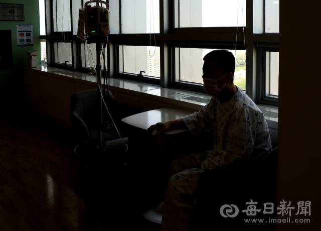 지난 4월 24일 대구 계명대 동산병원에서 심장이식 대기자 동희 씨가 휴식을 취하고 있다. 안성완 기자 asw0727@imaeil.com