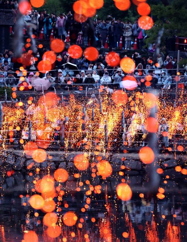 부처님오신날이자 어린이날인 5일 오후 경남 함안군 함안면 무진정에서 '제32회 함안낙화놀이 공개행사'가 열리고 있다. 사진 연합뉴스