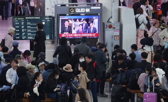 6일 오후 부산 동구 부산역 대합실에서 열차 이용객들이 대선 관련 뉴스를 보고 있다. 정종회 기자 jjh@