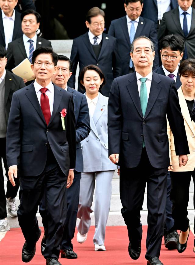 국민의힘 김문수 대선 후보(왼쪽)와 무소속 한덕수 대선 예비후보, 더불어민주당 이재명 대선 후보 등이 5일 서울 종로구 조계사에서 봉축법요식에 입장하고 있다. 연합뉴스