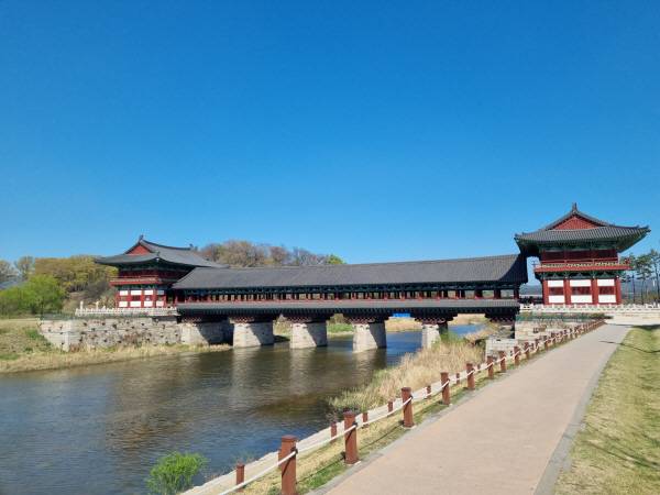 '삼릉 가는 길' 출발지인 월정교 모습