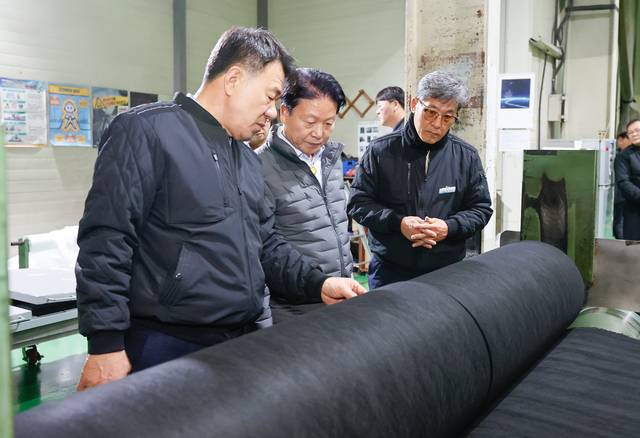 이병환 군수가 지역업체를 방문해 관계자들을 격려하고 있다. 성주군 제공