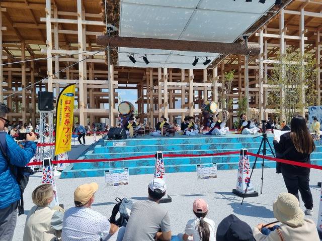 오사카 엑스포장에서 열리고 있는 길거리 공연 '사천왕사에서 왔소'. 삼국시대 우리 문화가 일본으로 전래된 것을 느낄 수 있는 '사천왕사에서 왔소' 공연은 일본 중고생들이 펼치고 있다. 이경우 객원논설위원.