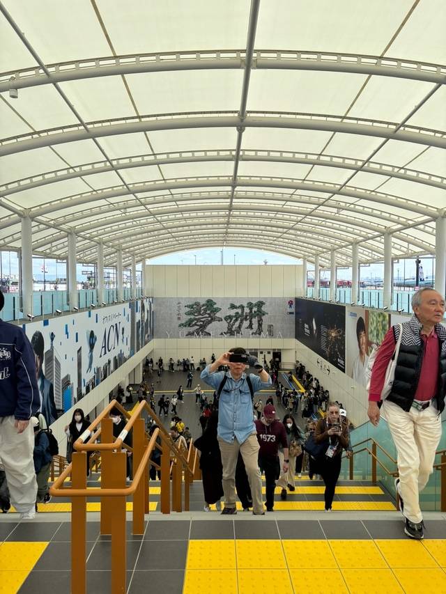 2025 오사카 엑스포 현장 취재 중인 이경우 객원논설위원. 중앙에 카메라를 들고, 오사카 엑스포를 담고 있다.